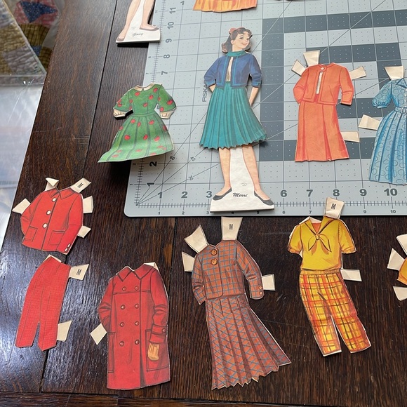 Vintage paper dolls, Teen Time Dolls, Merri and Ginny, two 10" stand-up dolls - Picture 7 of 10
